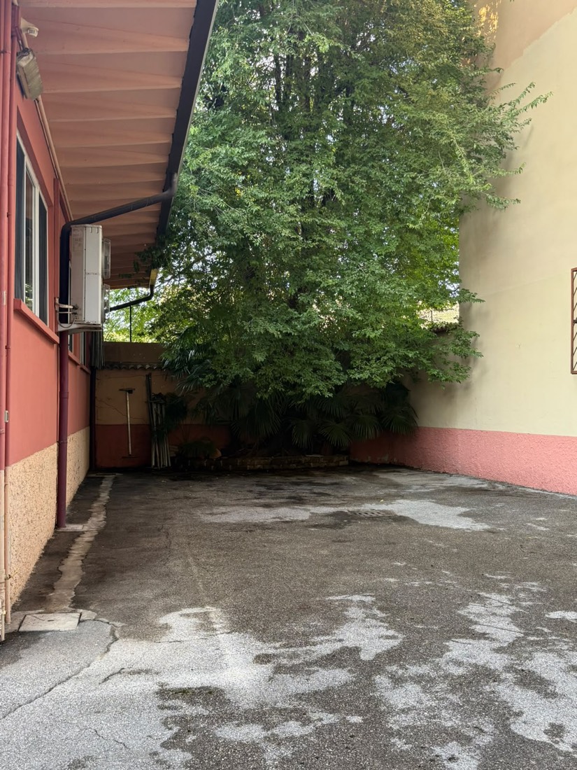 Cortile esterno pulito dopo l'intervento