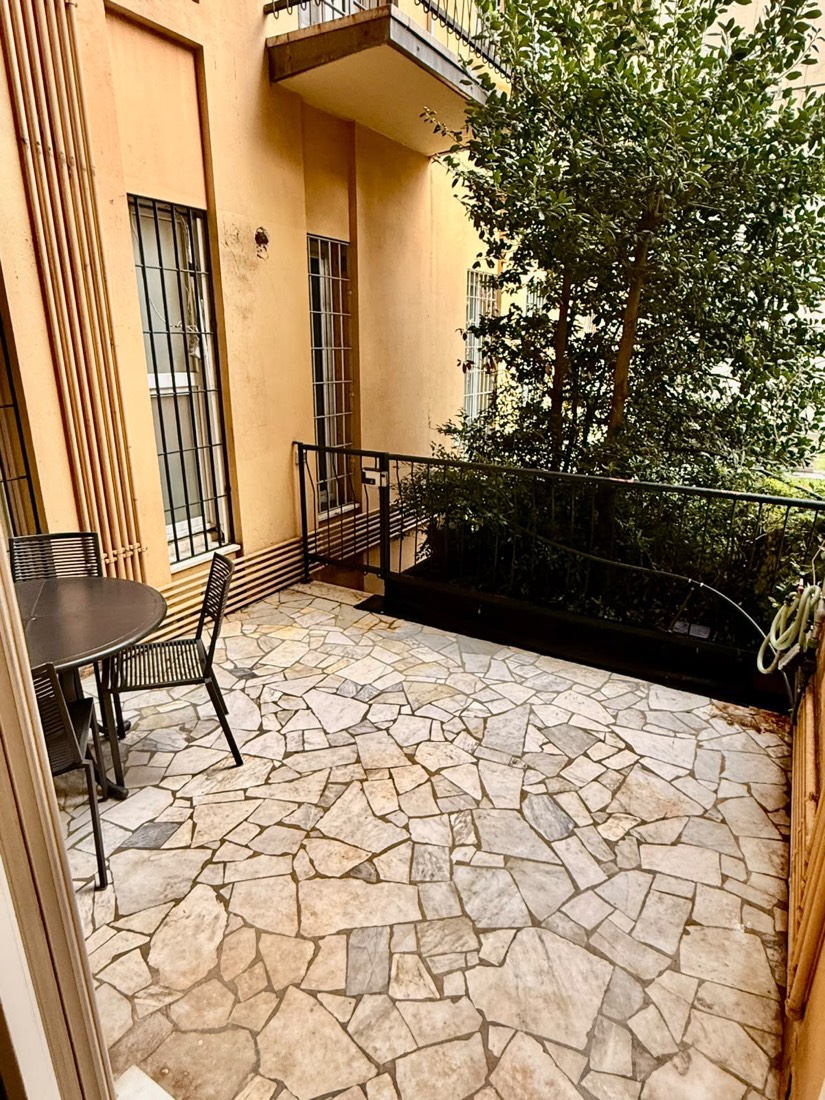 Terrazzo in pietra pulito dopo l'intervento
