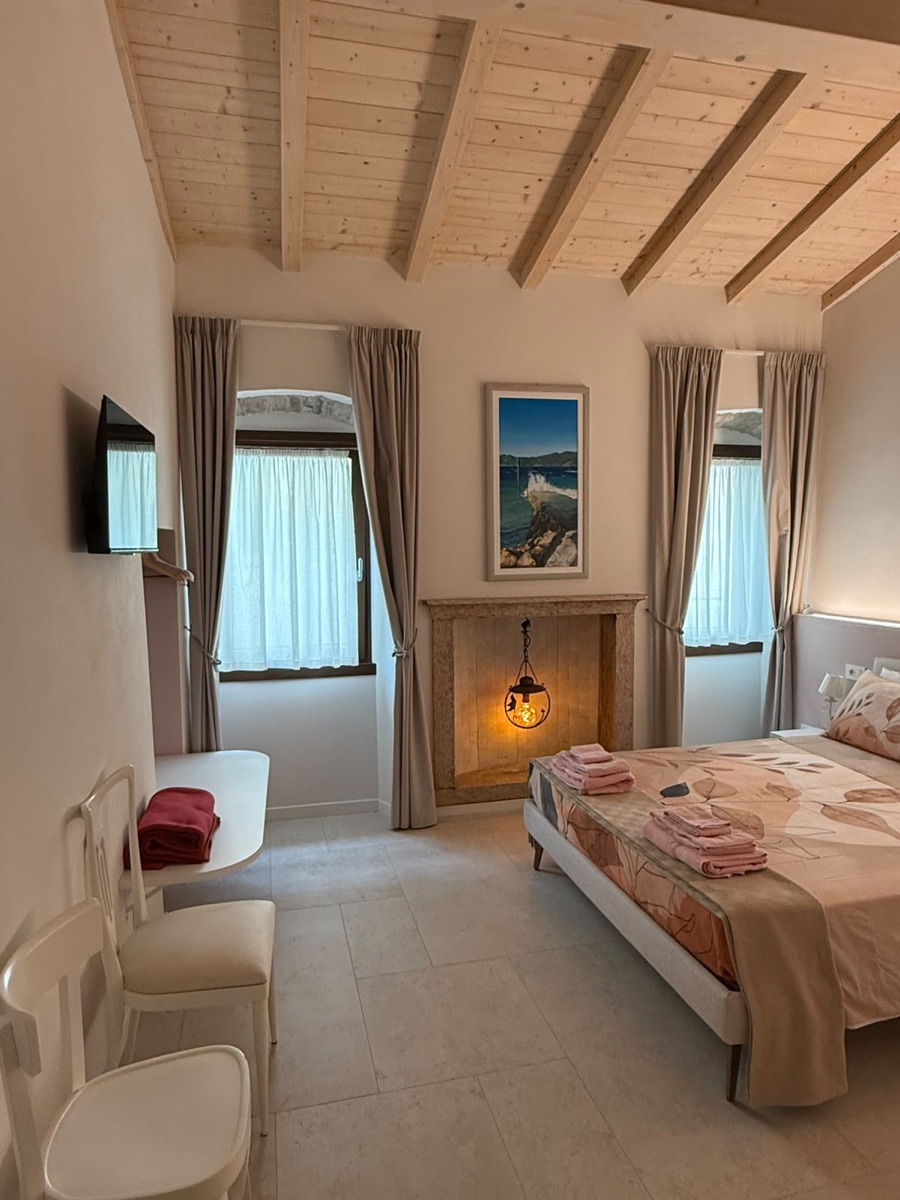 Camera d'albergo pulita e riordinata